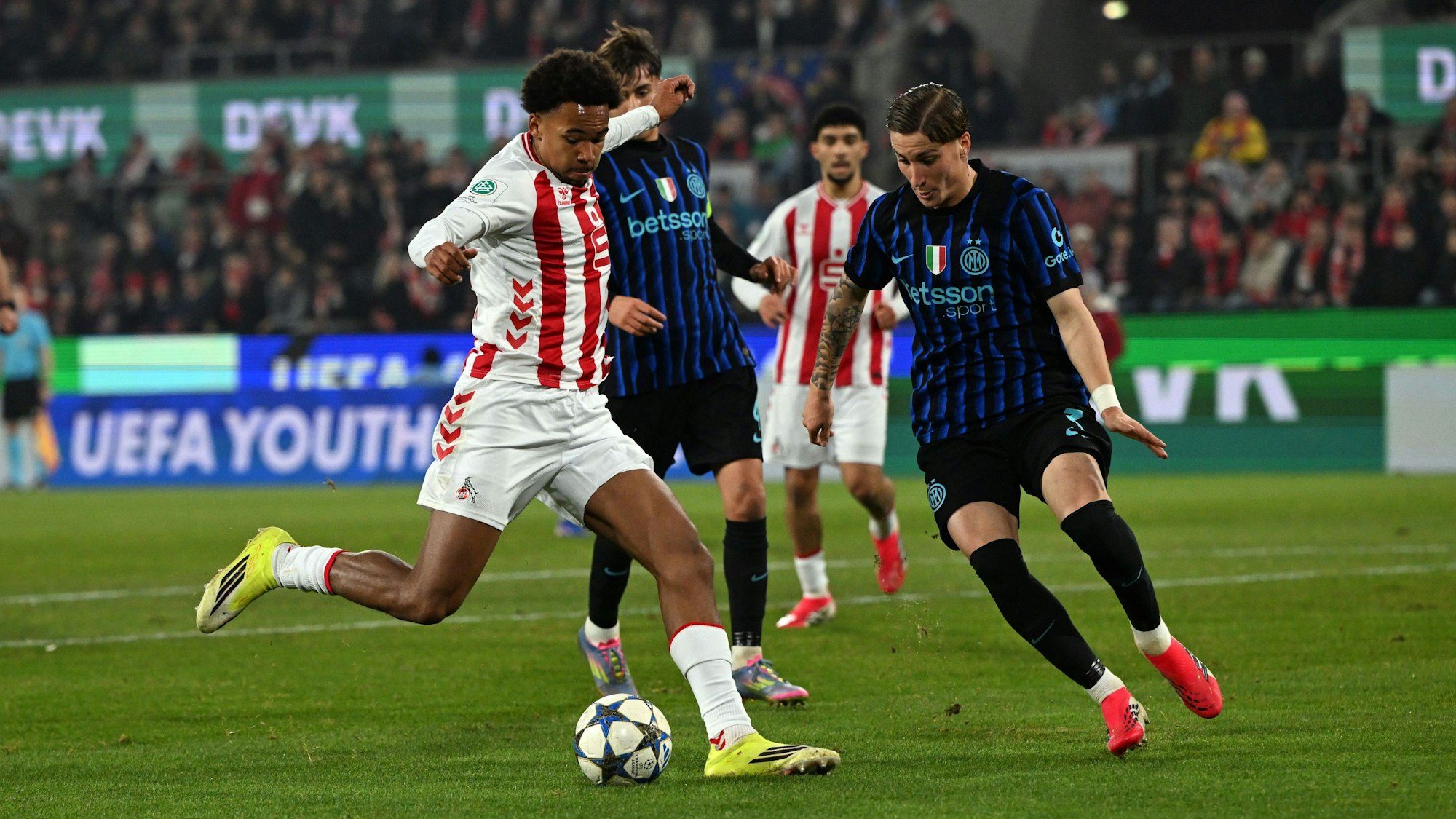 Youssoupha Niang (l.) und Mattia Marello beim Spiel des FC gegen Inter Mailand.