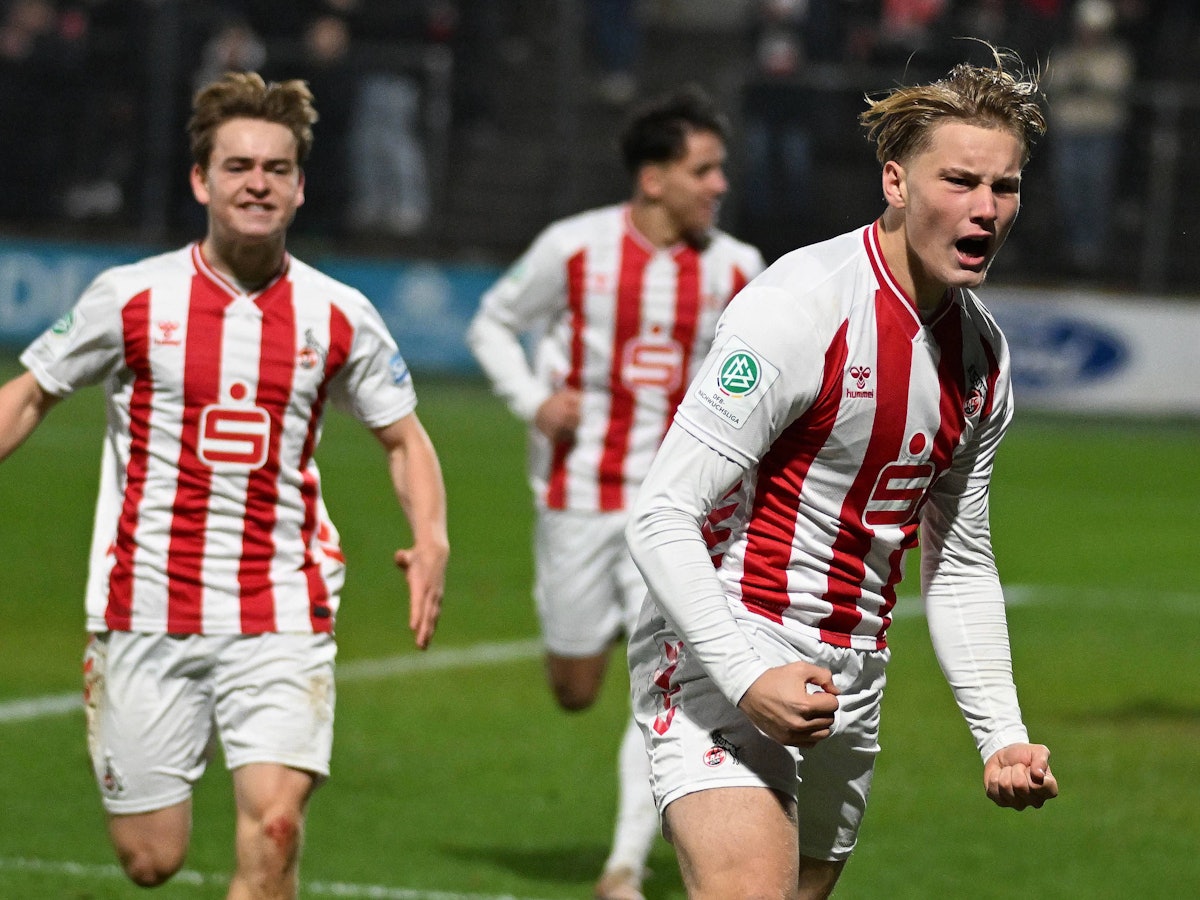 Fynn Schenten (r.) jubelt nach einem Treffer.