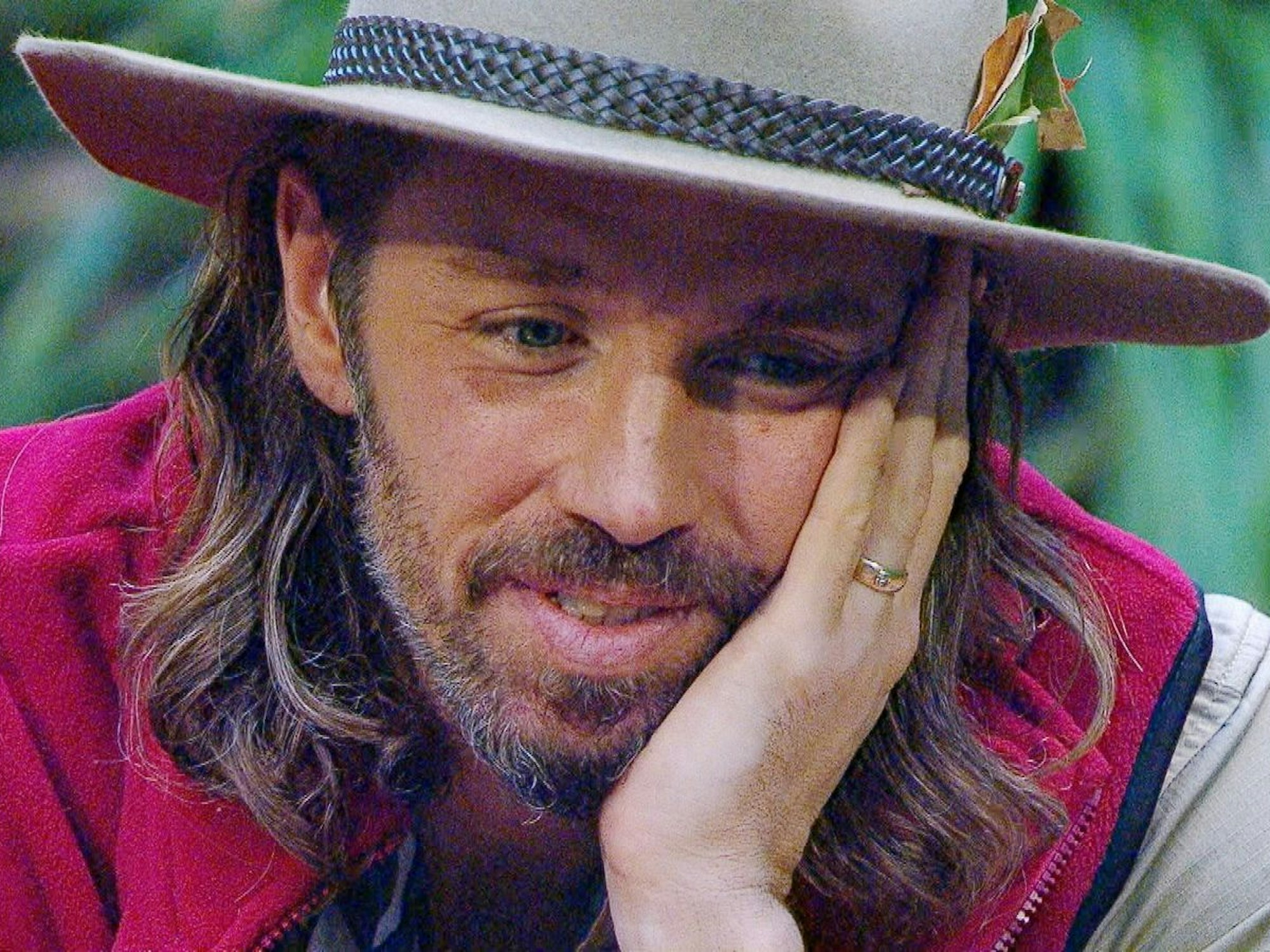 Da konnte Gil noch lachen - vielleicht, weil er immer noch im Camp ist, obwohl die Aufregung über seinen Auftritt bereits vor Beginn groß war. (Bild: RTL)