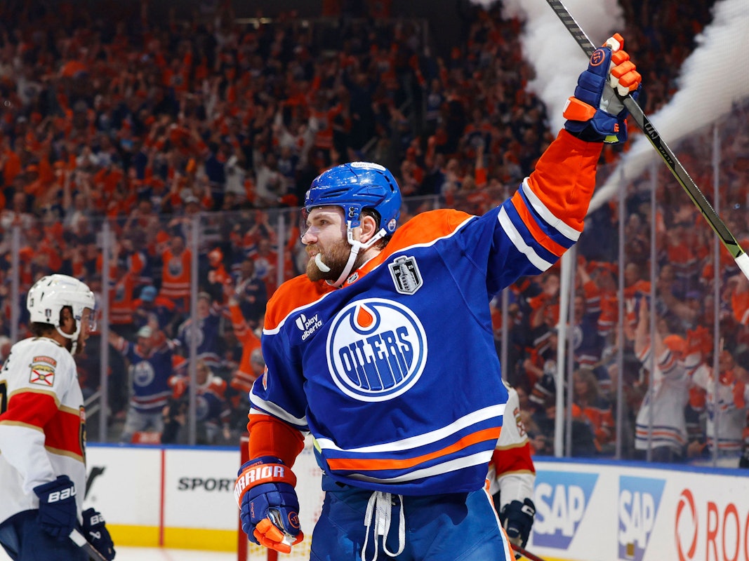 Leon Draisaitl jubelt über ein Tor.