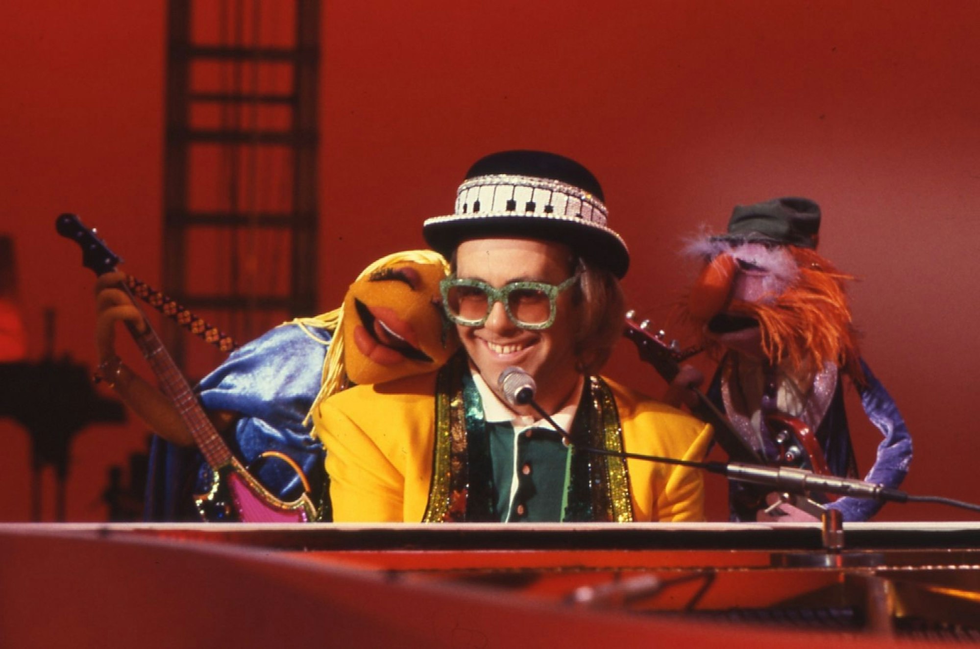 Auch Musiker Elton John (Bild) stattete den Muppets einen Besuch ab. (Bild: The Muppets Holding Company, LLC and BVHE)