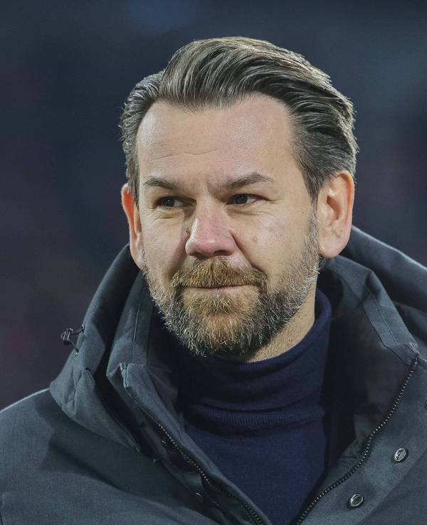 Thomas Kessler steht vor einem FC-Spiel im Rhein-Energie-Stadion.