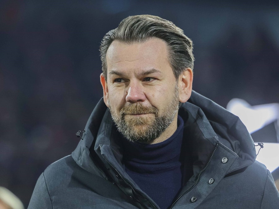 Thomas Kessler steht vor einem FC-Spiel im Rhein-Energie-Stadion.