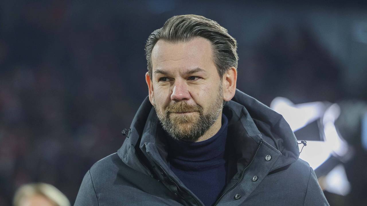Thomas Kessler steht vor einem FC-Spiel im Rhein-Energie-Stadion.