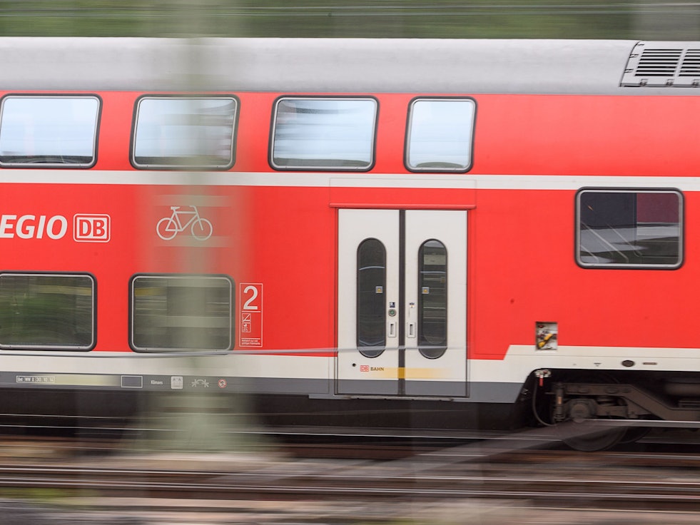 Eine Bahn der DB Regio ist unterwegs.