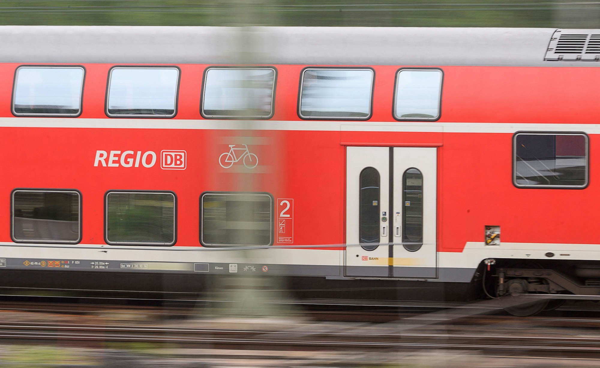Eine Bahn der DB Regio ist unterwegs.