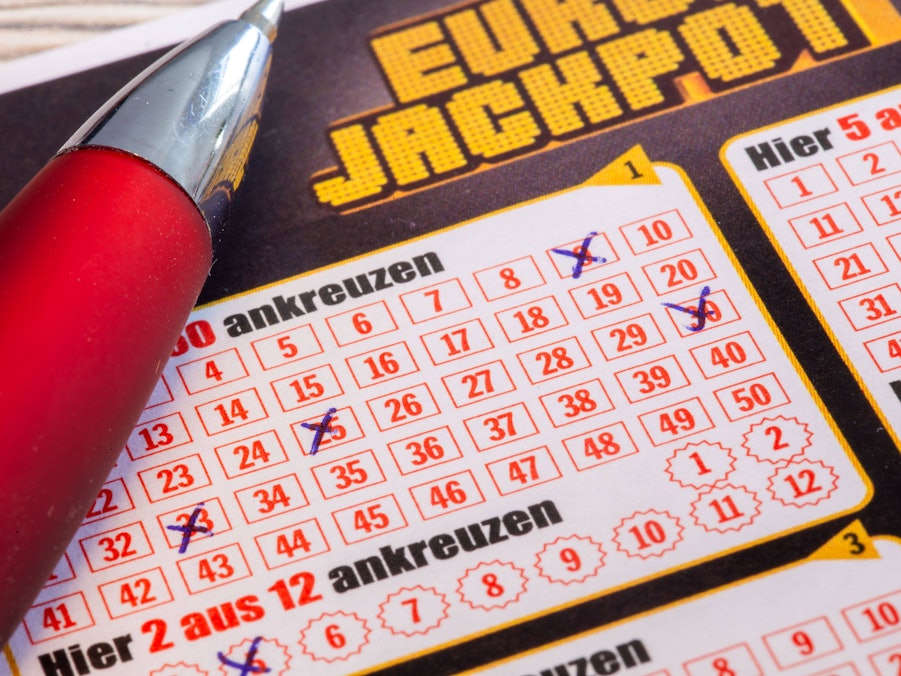 Eurojackpot Lottoschein mit einem roten Stift