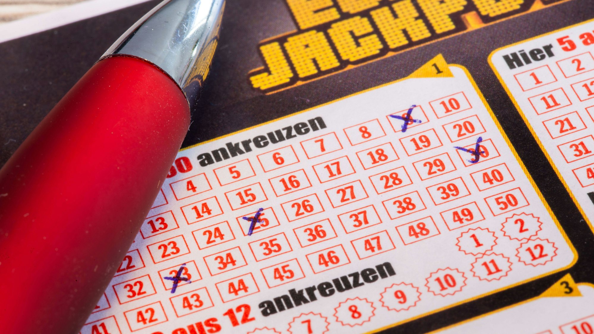 Eurojackpot Lottoschein mit einem roten Stift