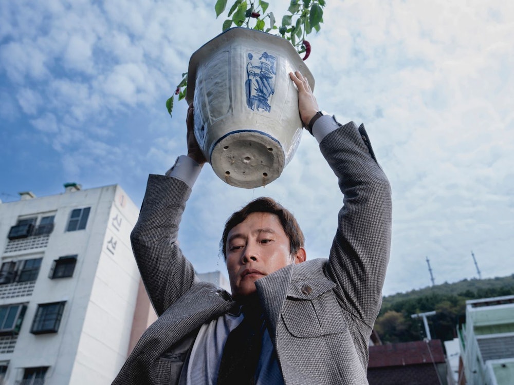 Um sich im Kampf um einen neuen Job gegen die Konkurrenz durchzusetzen, greift Man-soo (Lee Byung-hun) in „No Other Choice“ zu drastischen Mitteln. (Bild: Plaion Pictures)