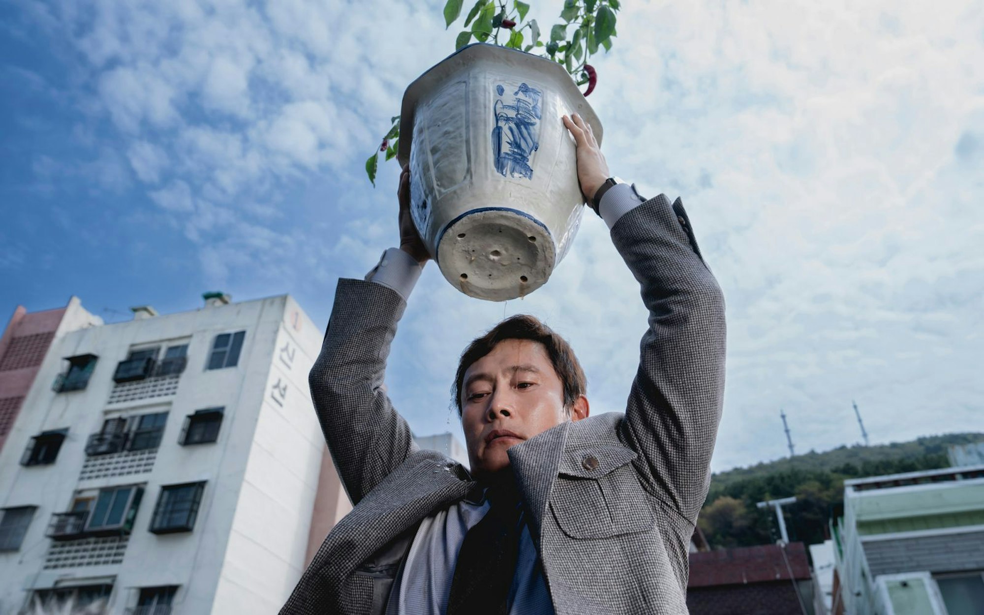 Um sich im Kampf um einen neuen Job gegen die Konkurrenz durchzusetzen, greift Man-soo (Lee Byung-hun) in „No Other Choice“ zu drastischen Mitteln. (Bild: Plaion Pictures)