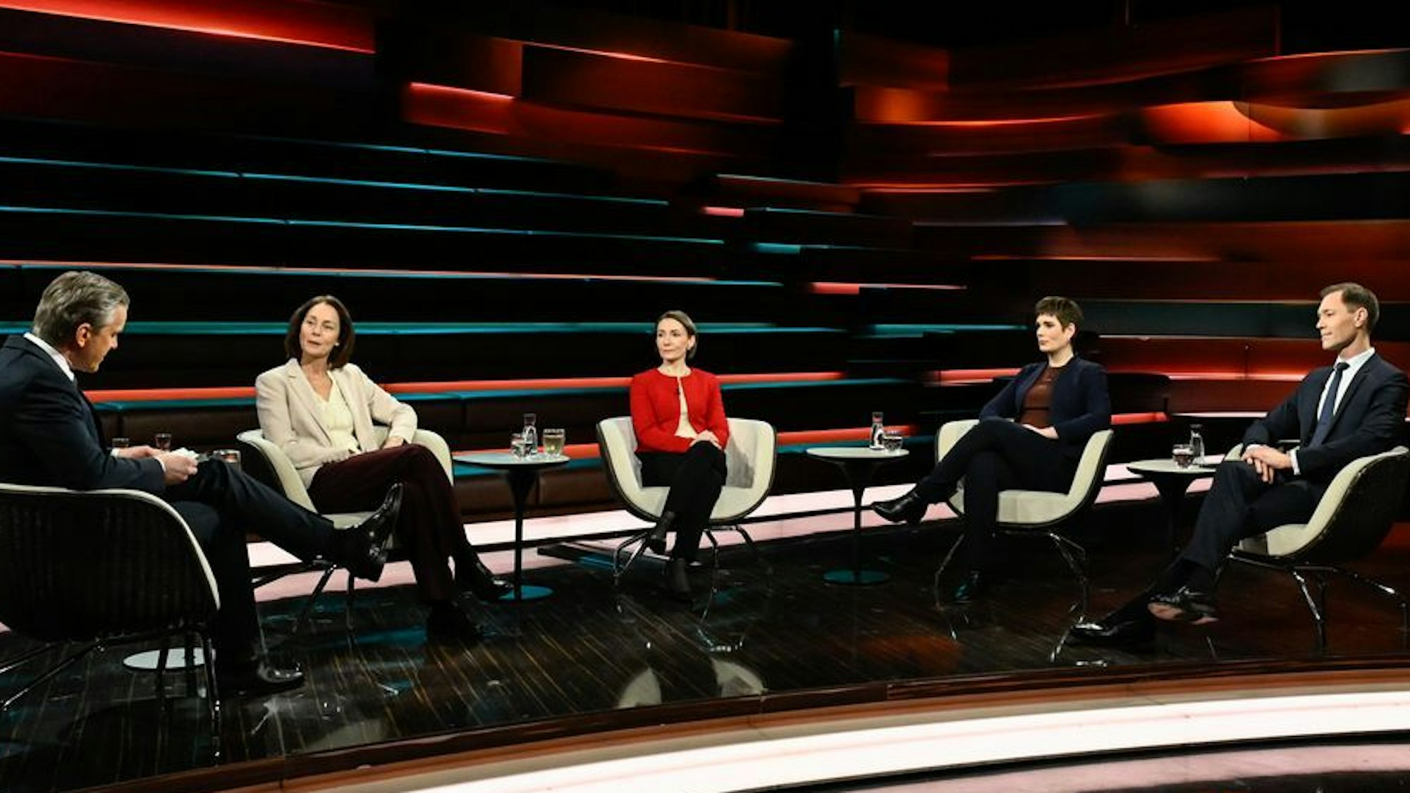 Markus Lanz (links) diskutierte am Dienstagabend mit SPD-Politikerin Katarina Barley (zweite von links), Sicherheitsexpertin Claudia Major (Mitte), Journalistin Mona Jaeger (zweite von rechts) und Strategieberater Julius van de Laar. (Bild: ZDF / Markus Hertrich)