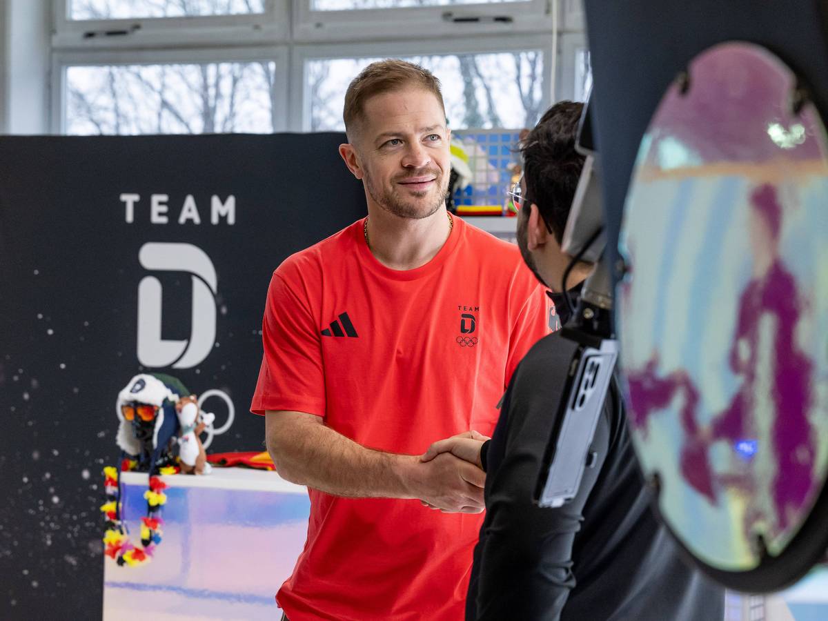 Eishockey-Profi Moritz Müller (Kölner Haie) bei der Einkleidung vor den olympischen Winterspielen in Mailand.