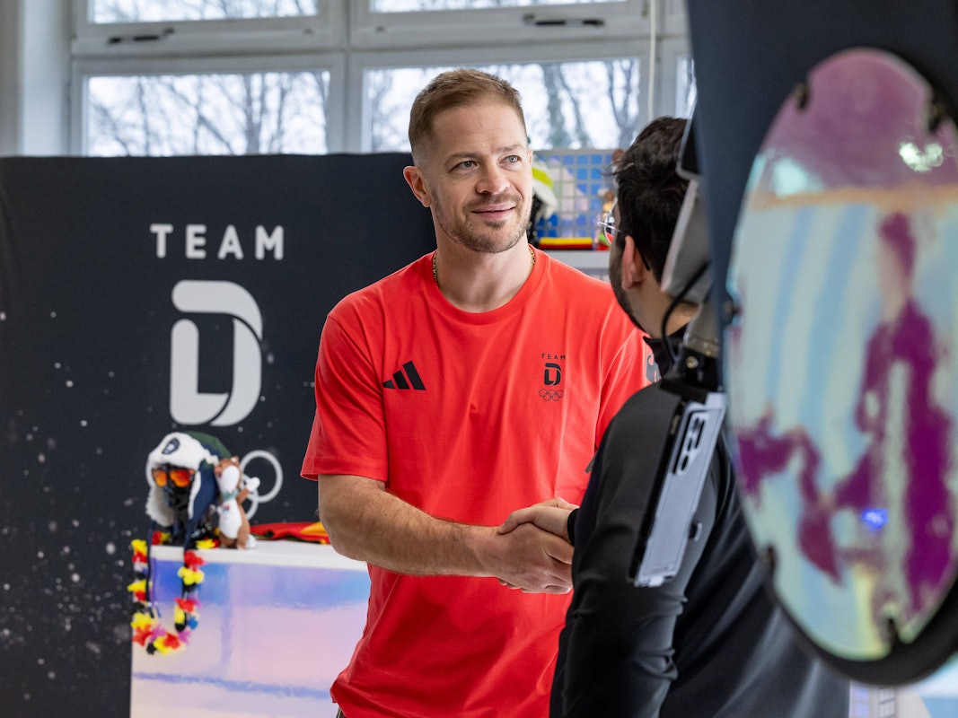 Eishockey-Profi Moritz Müller (Kölner Haie) bei der Einkleidung vor den olympischen Winterspielen in Mailand.