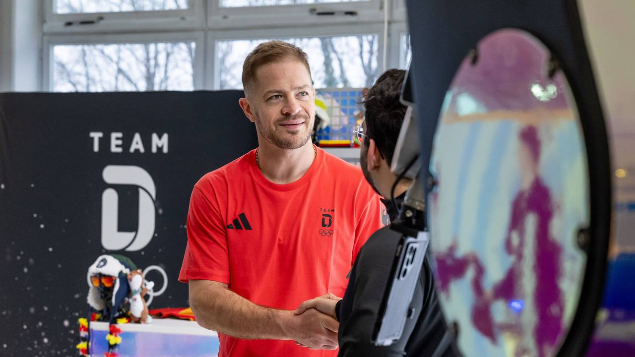 Eishockey-Profi Moritz Müller (Kölner Haie) bei der Einkleidung vor den olympischen Winterspielen in Mailand.