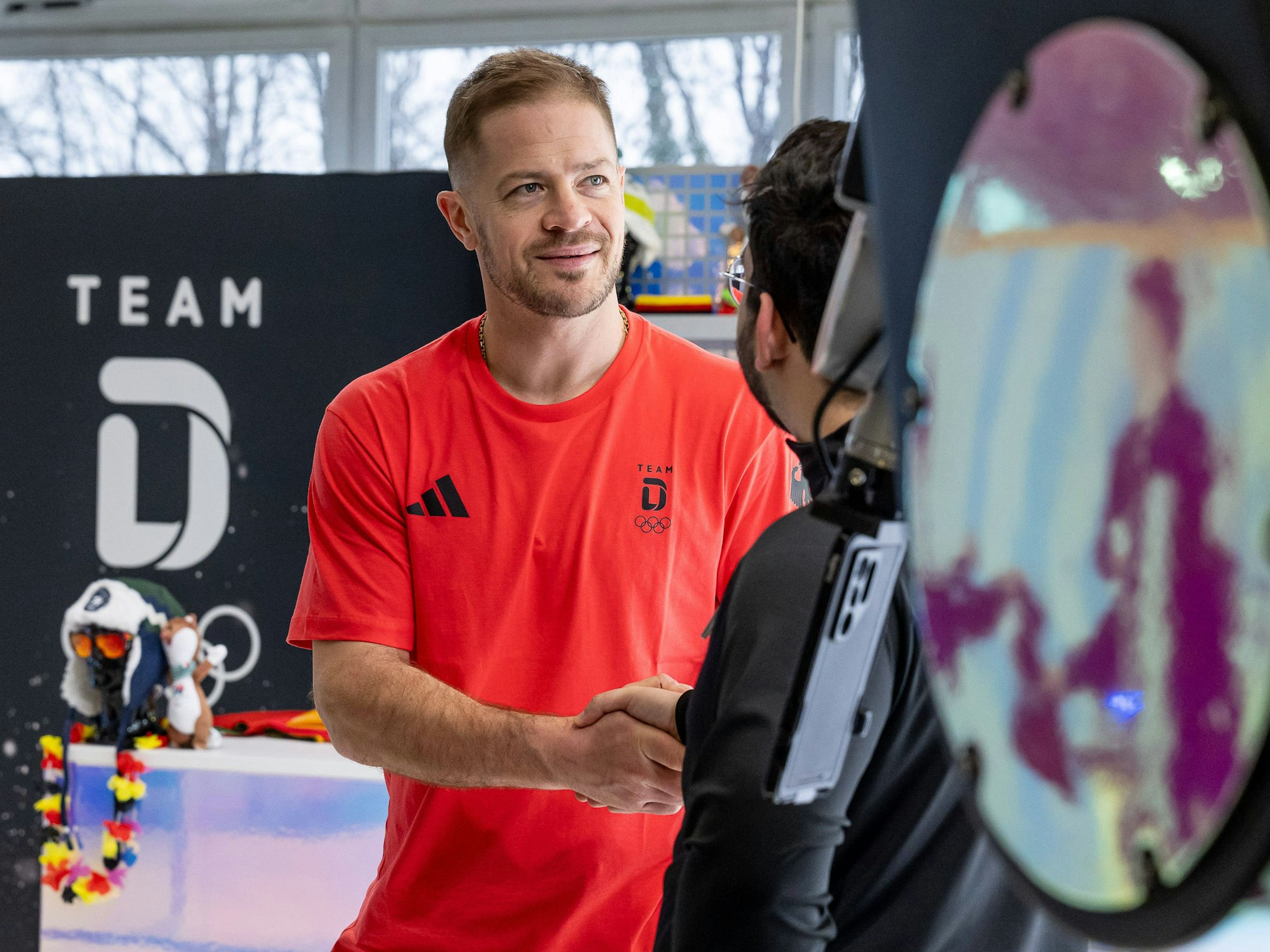 Eishockey-Profi Moritz Müller (Kölner Haie) bei der Einkleidung vor den olympischen Winterspielen in Mailand.