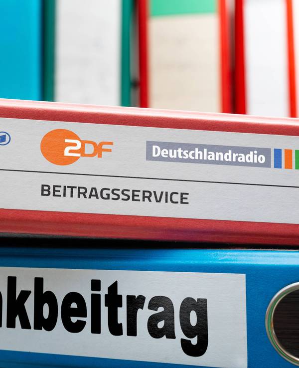 Aktenordner mit Aufschriften Beitragsservice und Rundfunkbeitrag