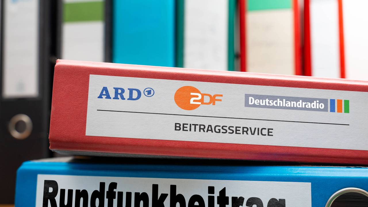 Aktenordner mit Aufschriften Beitragsservice und Rundfunkbeitrag