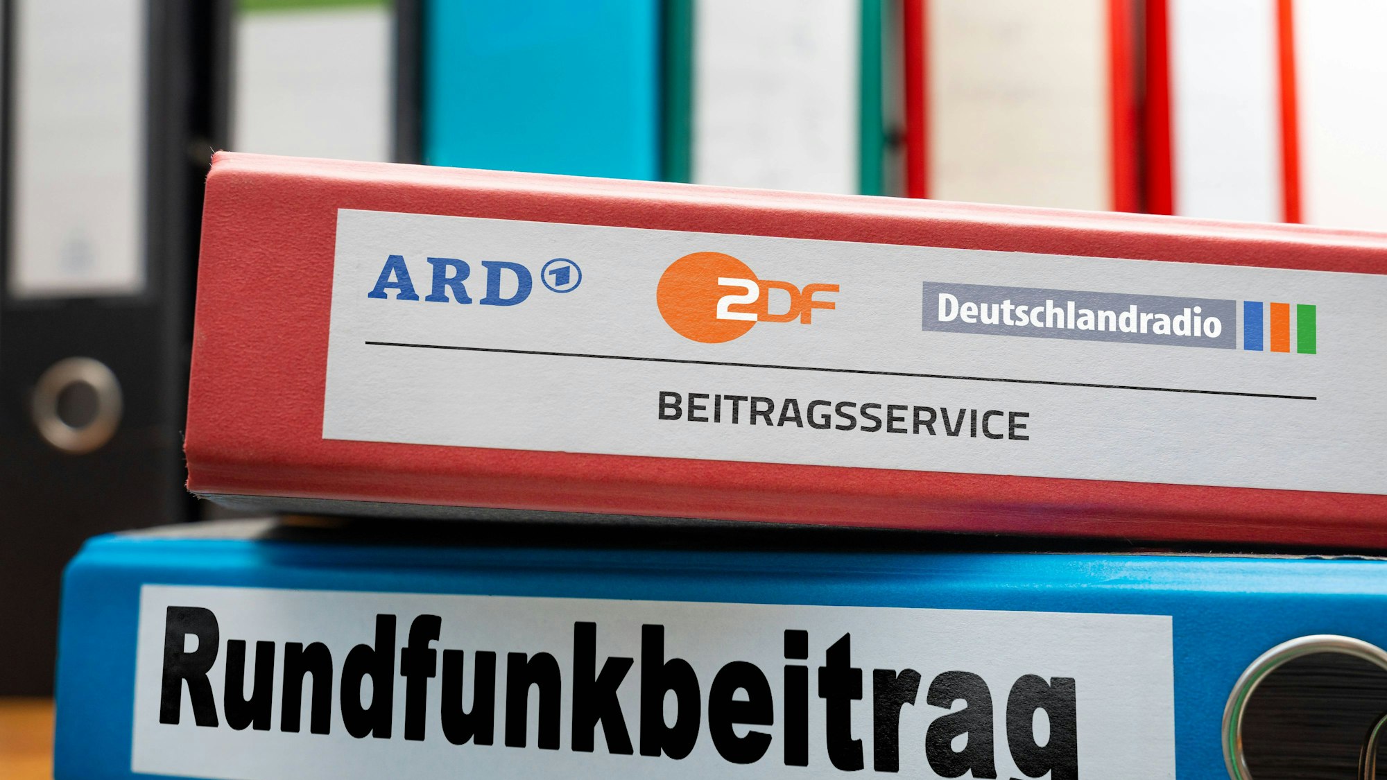 Aktenordner mit Aufschriften Beitragsservice und Rundfunkbeitrag