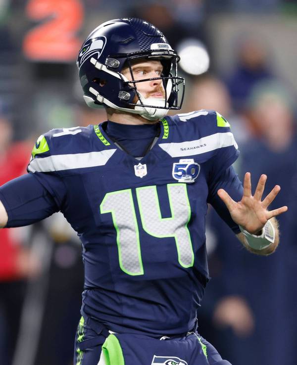 Der Quarterback der Seattle Seahawks, Sam Darnold, mit einem Ball in der Hand