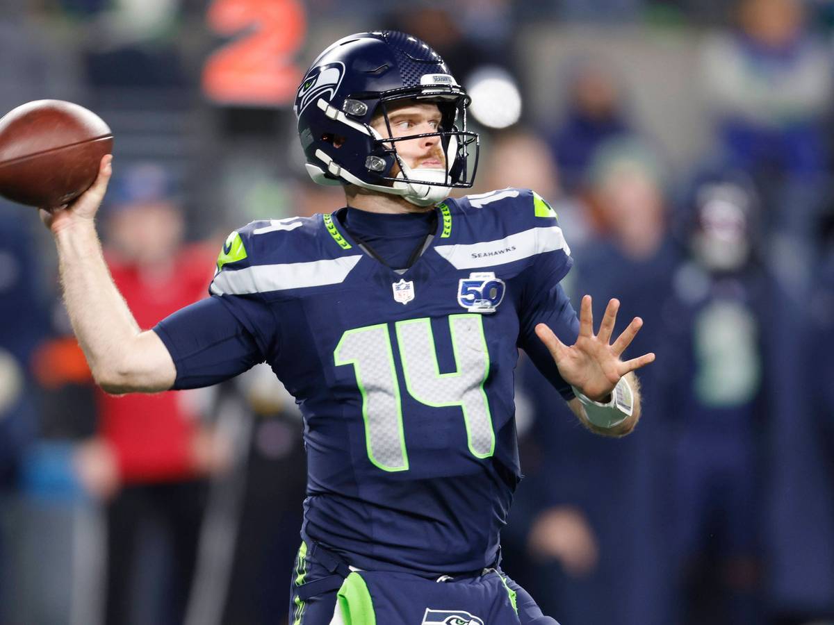 Der Quarterback der Seattle Seahawks, Sam Darnold, mit einem Ball in der Hand