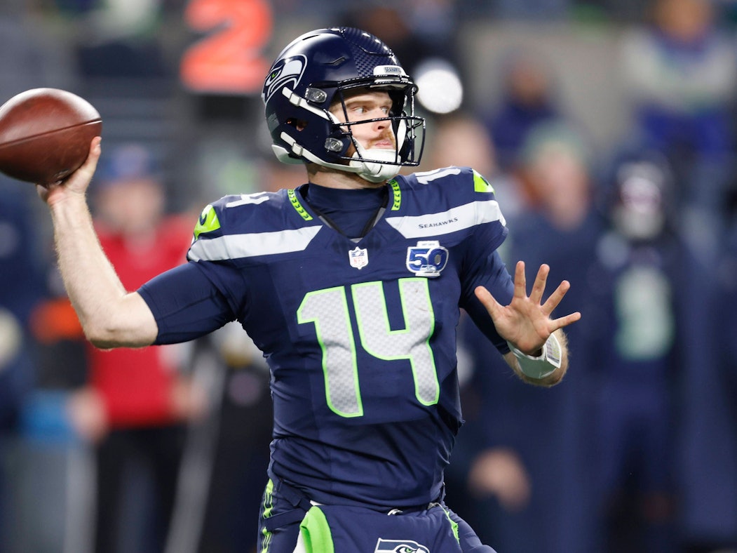 Der Quarterback der Seattle Seahawks, Sam Darnold, mit einem Ball in der Hand