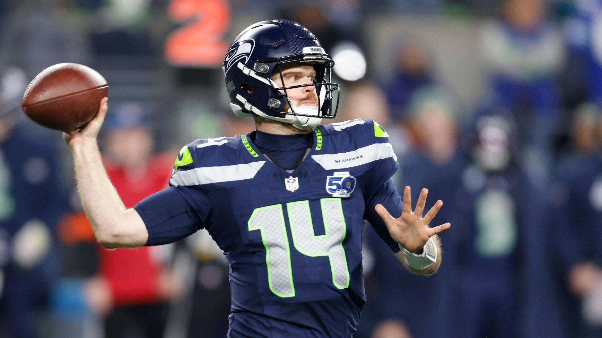 Der Quarterback der Seattle Seahawks, Sam Darnold, mit einem Ball in der Hand