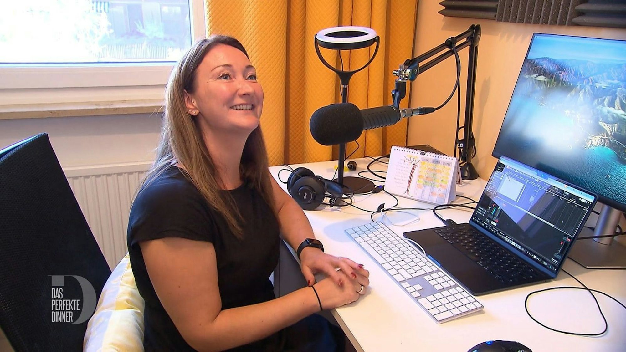 Für ihren neuen Job als Hörbuchsprecherin hat sich Elena ein kleines Tonstudio eingerichtet.
(Bild: RTL)