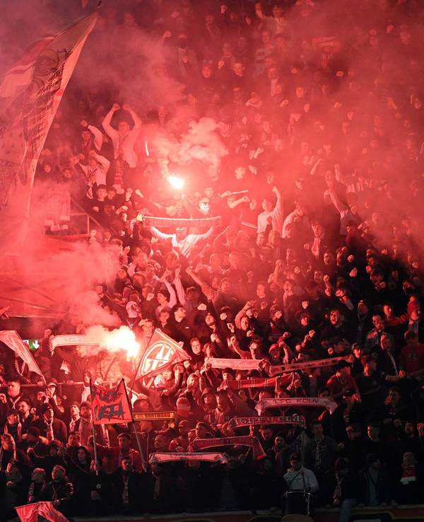 Fans des 1. FC Köln machen Stimmung auf den Rängen während der Youth-League-Partie gegen Inter Mailand.