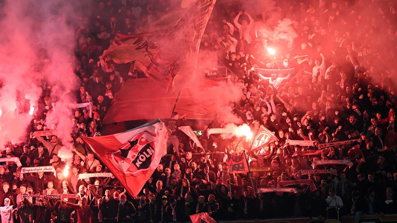 Fans des 1. FC Köln machen Stimmung auf den Rängen während der Youth-League-Partie gegen Inter Mailand.