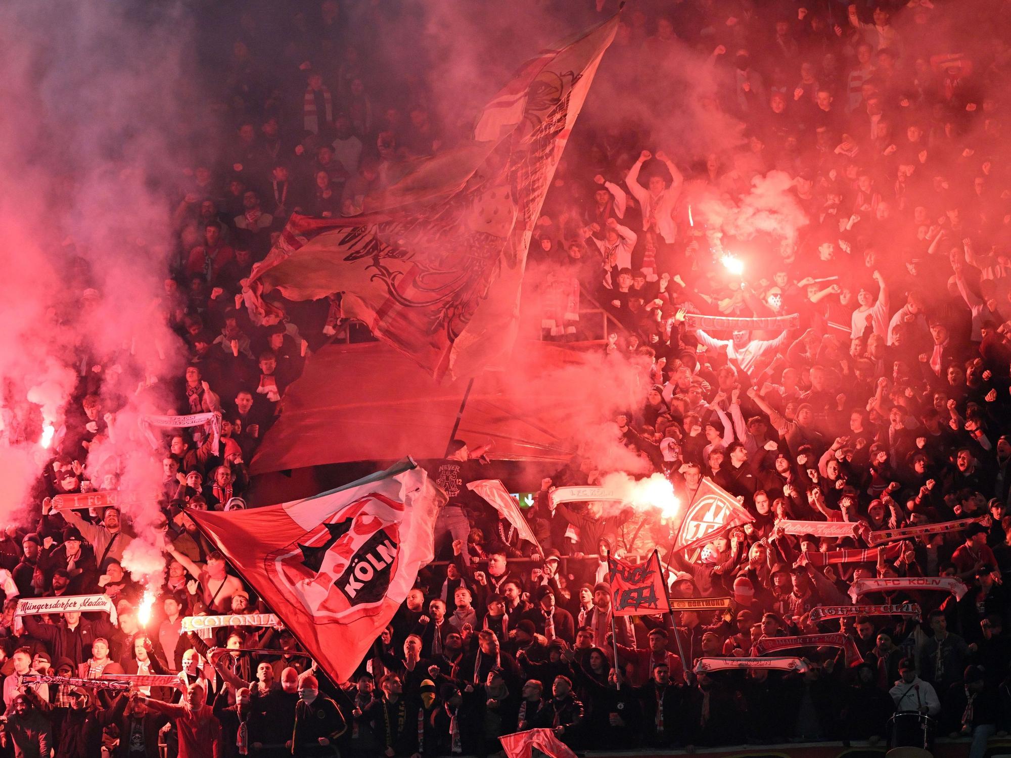 Fans des 1. FC Köln machen Stimmung auf den Rängen während der Youth-League-Partie gegen Inter Mailand.