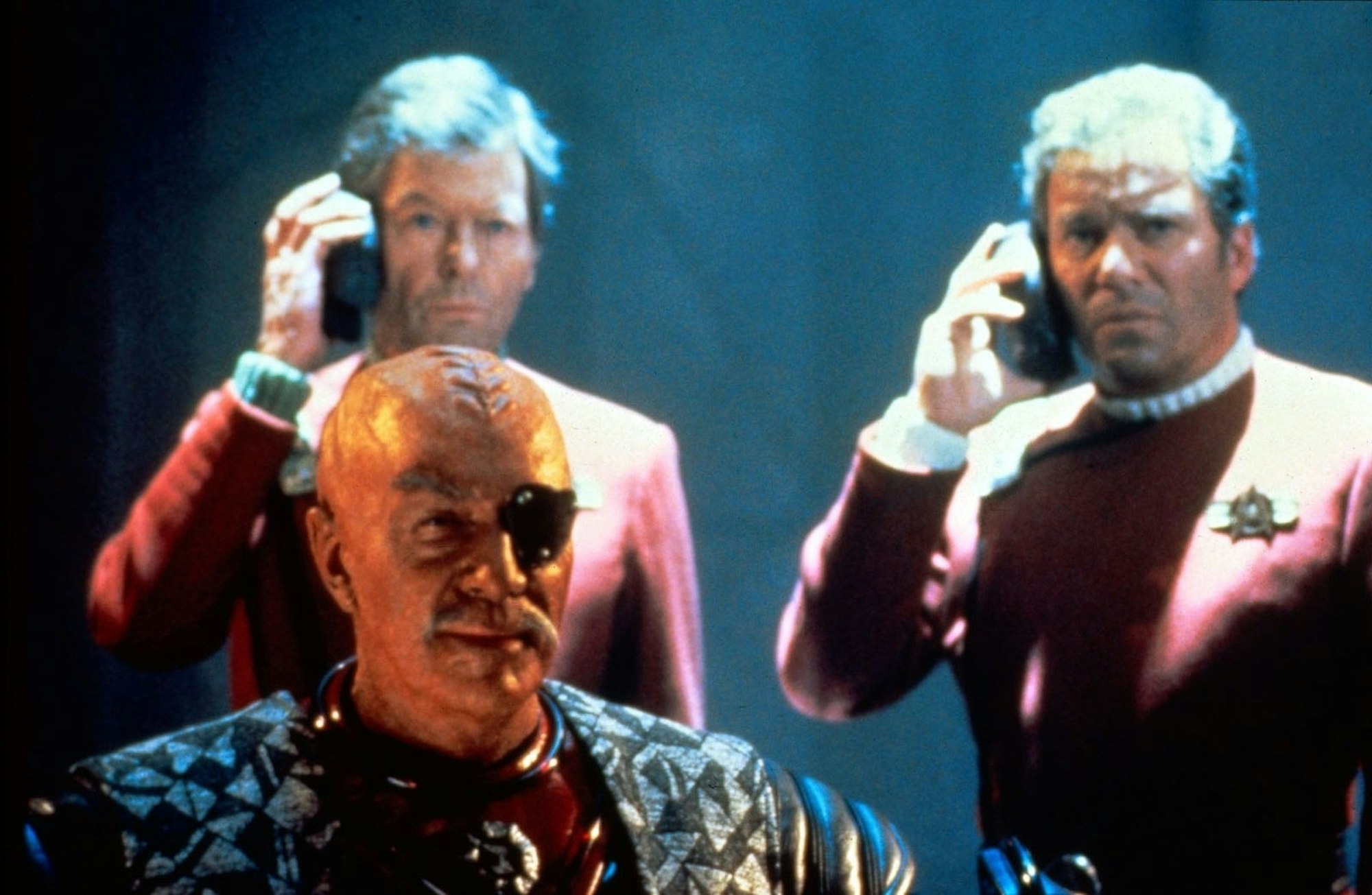 Ja, auch das ist Christopher Plummer: In „Star Trek VI: Das unentdeckte Land“ spielte er einen Klingonen, der
Captain Kirk (William Shatner, rechts) und Dr. McCoy (DeForest Kelley, hinten) wegen Mordes anklagt. (Bild: kabel eins / Paramount Pictures)