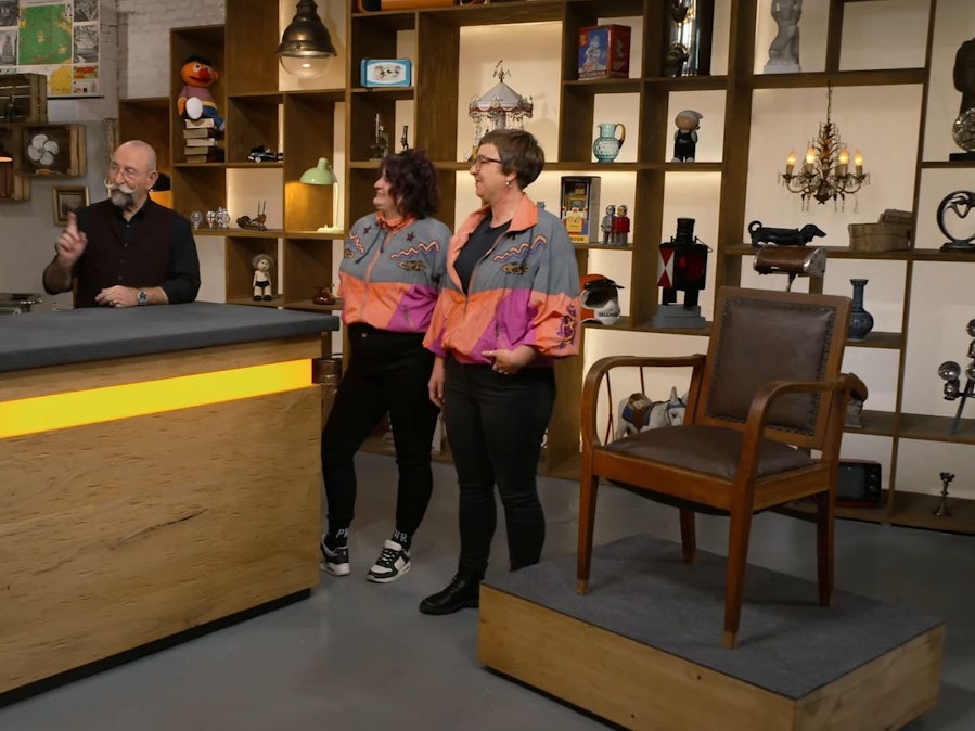 Tabea (zweite von links) und Pia wollten bei „Bares für Rares“ einen antiken Freiseurstuhl veräußern. (Bild: ZDF)
