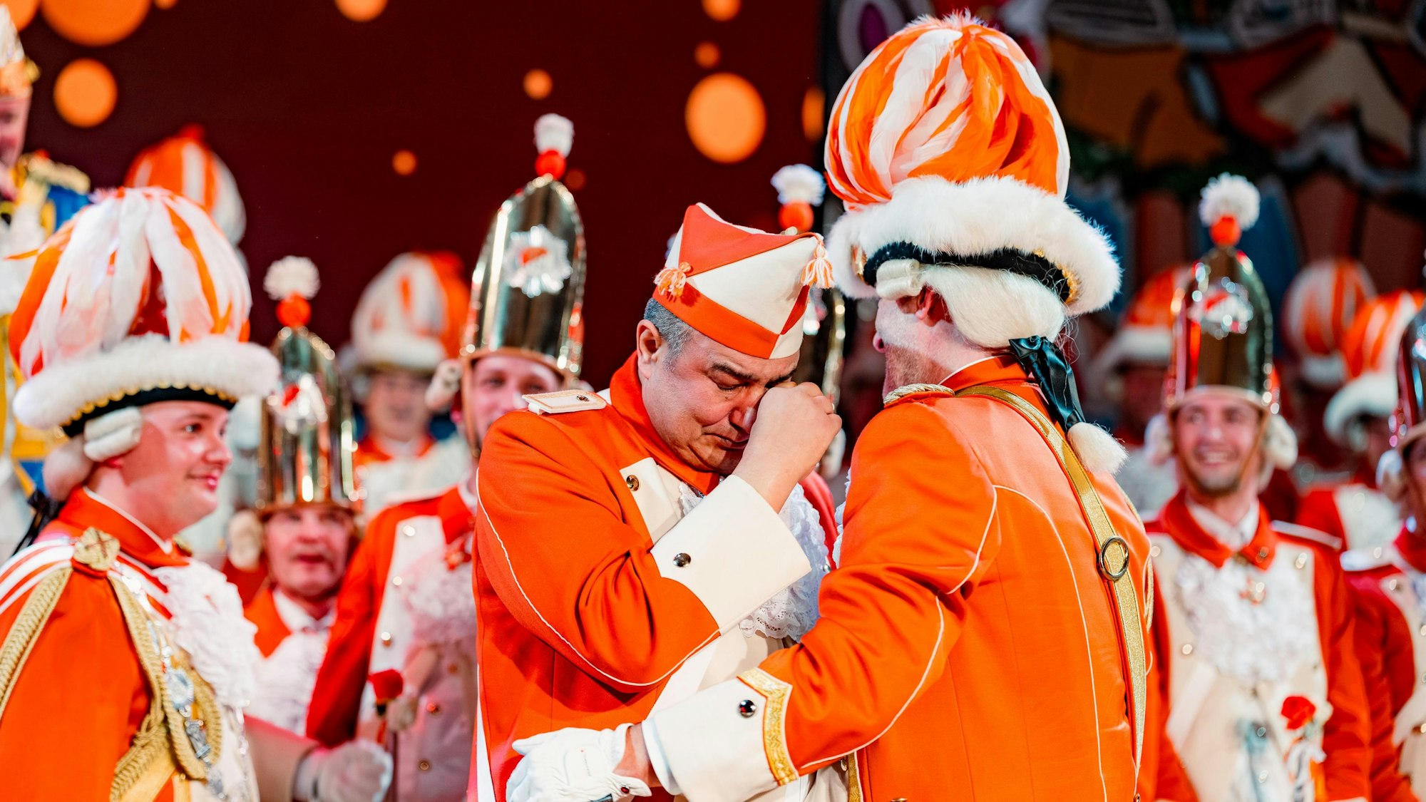 Erkan Yurtmann erfährt, dass er im Rosenmontagszug mitfahren darf.