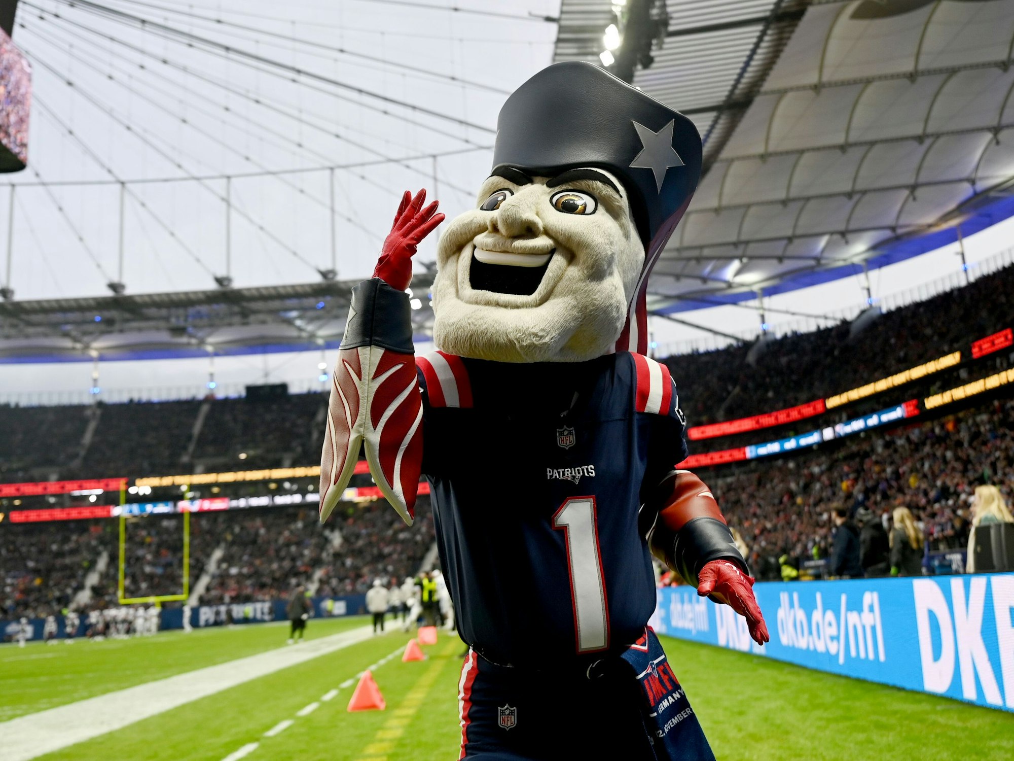 Pat Patriot, Maskottchen der New England Patriots, steht im Stadion und macht Faxen.