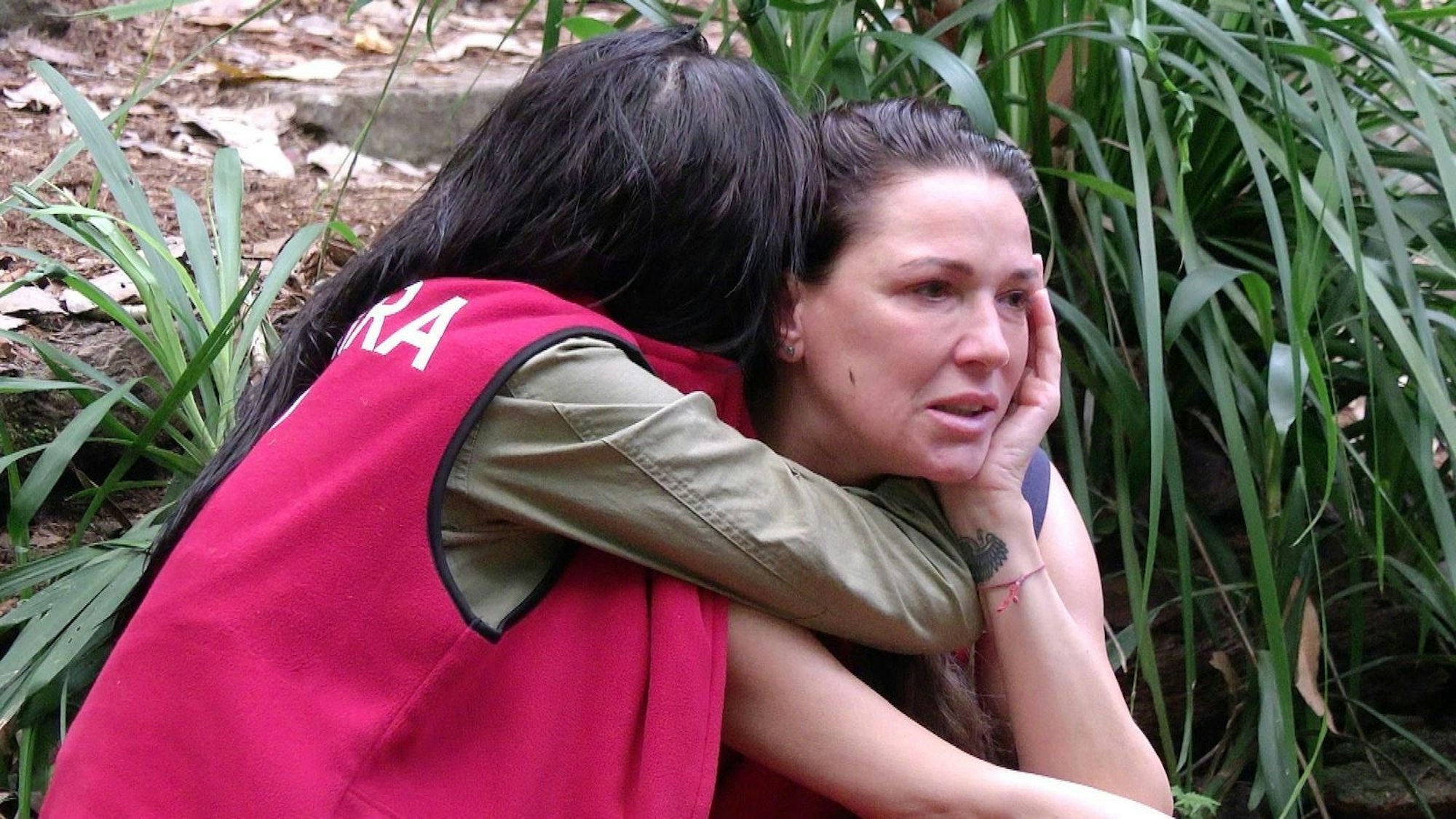 Was im allgemeinen Ariel-Gezänke fast unterging: Es gibt echten Schmerz und echte Katastrophen: Simone erzählt schonungslos offen vom Quad-Unfall ihres damals erst 18-jährigen Sohns Aurelio, der von dem Motorfahrzeug zerquetscht worden war. (Bild: RTL)