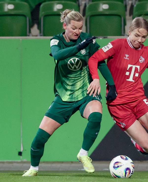 Celina Degen (r.) vom 1. FC Köln im Zweikampf mit Alexandra Popp vom VfL Wolfsburg.
