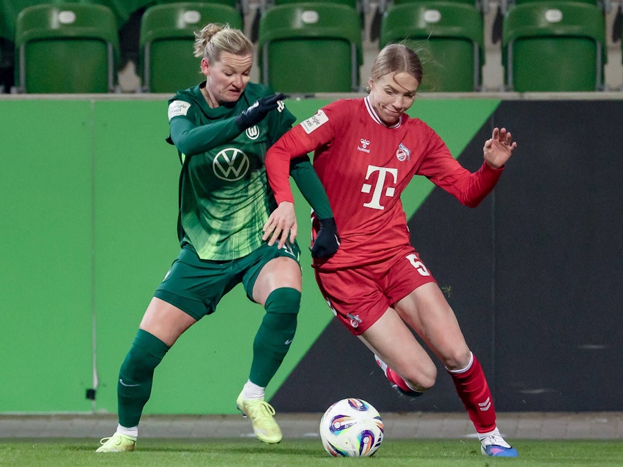 Celina Degen (r.) vom 1. FC Köln im Zweikampf mit Alexandra Popp vom VfL Wolfsburg.