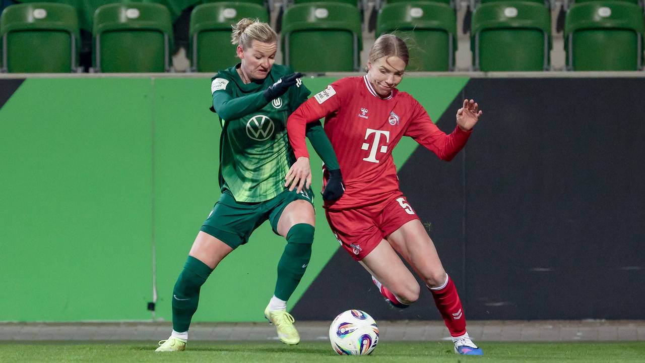 Celina Degen (r.) vom 1. FC Köln im Zweikampf mit Alexandra Popp vom VfL Wolfsburg.