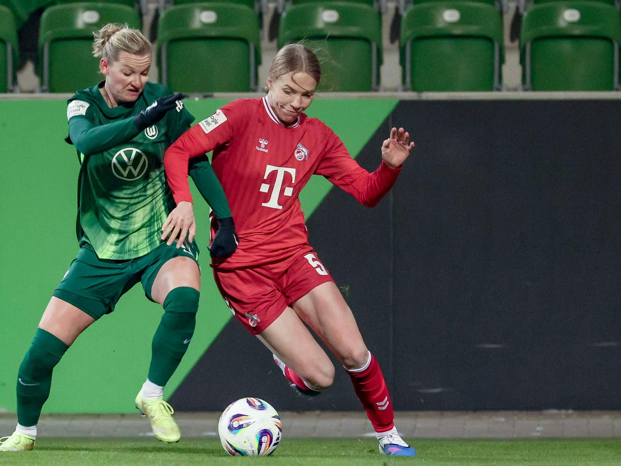 Celina Degen (r.) vom 1. FC Köln im Zweikampf mit Alexandra Popp vom VfL Wolfsburg.
