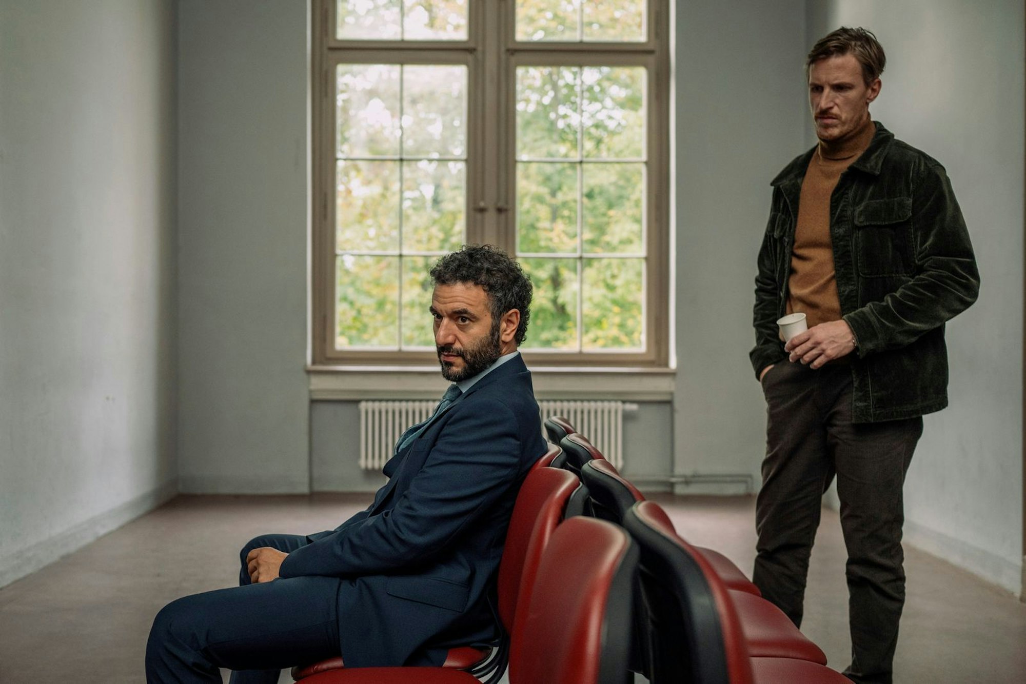 Kriminalhauptkommissar Moritz Herbst (Golo Euler, rechts) befragt den verdächtigen Rechtsanwalt Theo Dabring (Mohamed Achour). (Bild: ZDF/Adrian Gross)