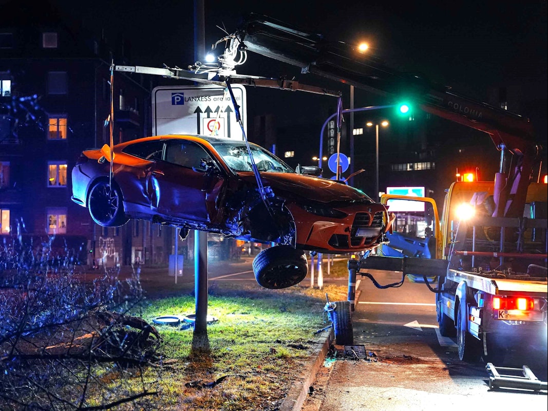 Ein Auto hängt am Abschlepphaken.