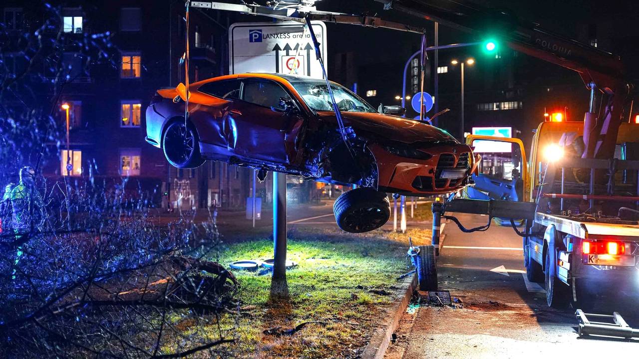 Ein Auto hängt am Abschlepphaken.