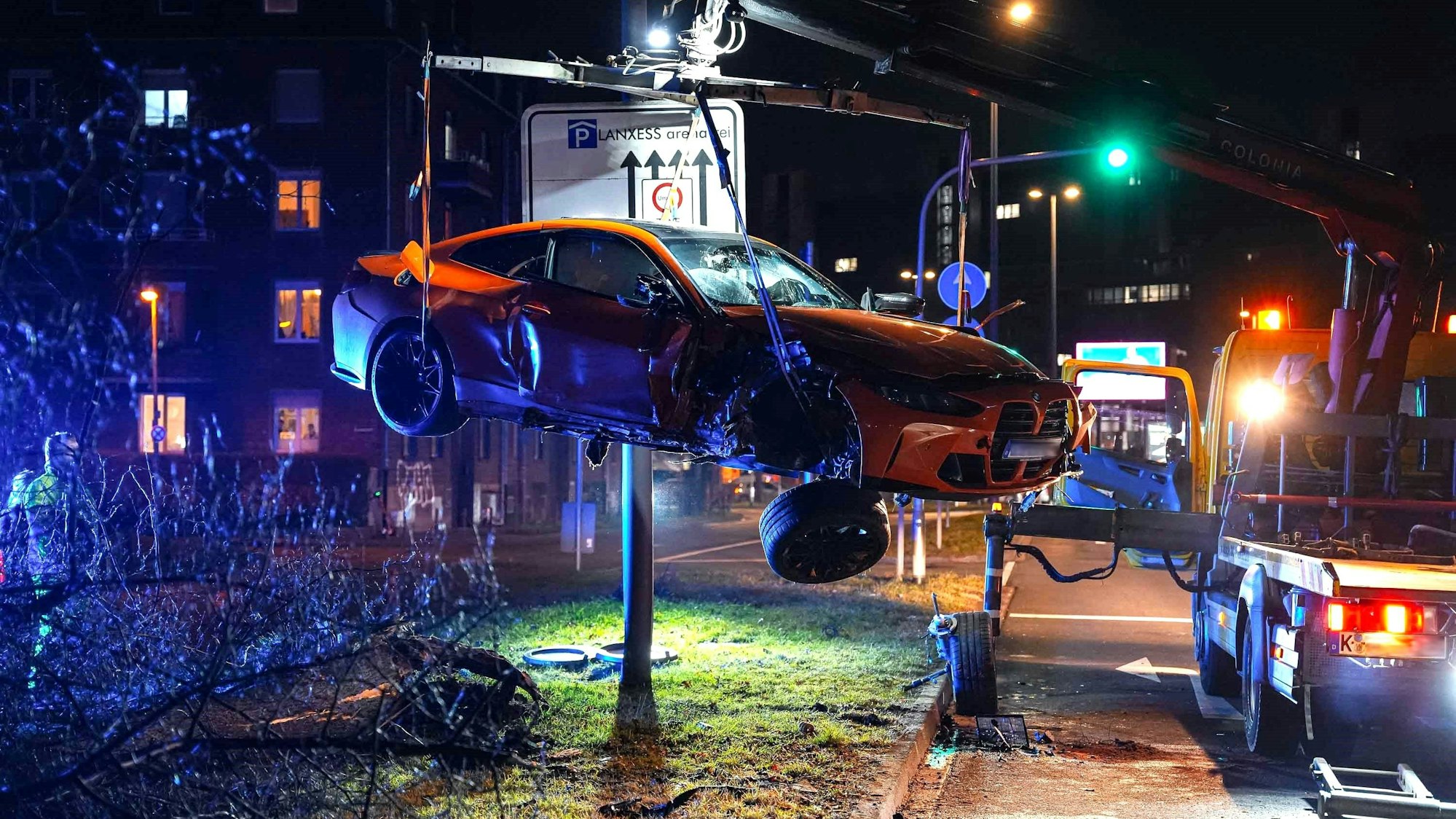 Ein Auto hängt am Abschlepphaken.