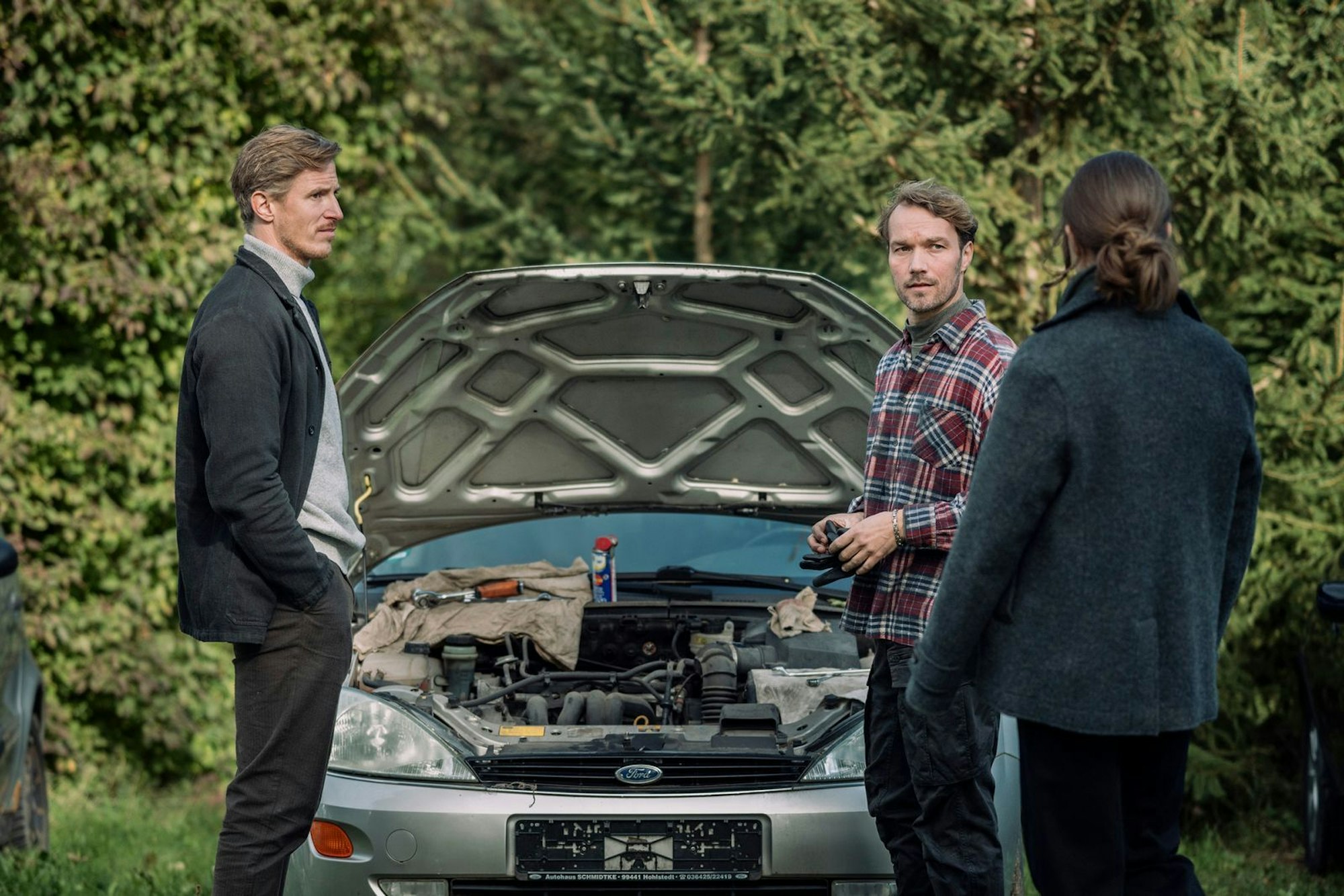 Moritz Herbst (Golo Euler, links) und Mala Murphy (Emily Cox) befragen Felix Schmitz (Max Woelky). (Bild: ZDF/Adrian Gross)