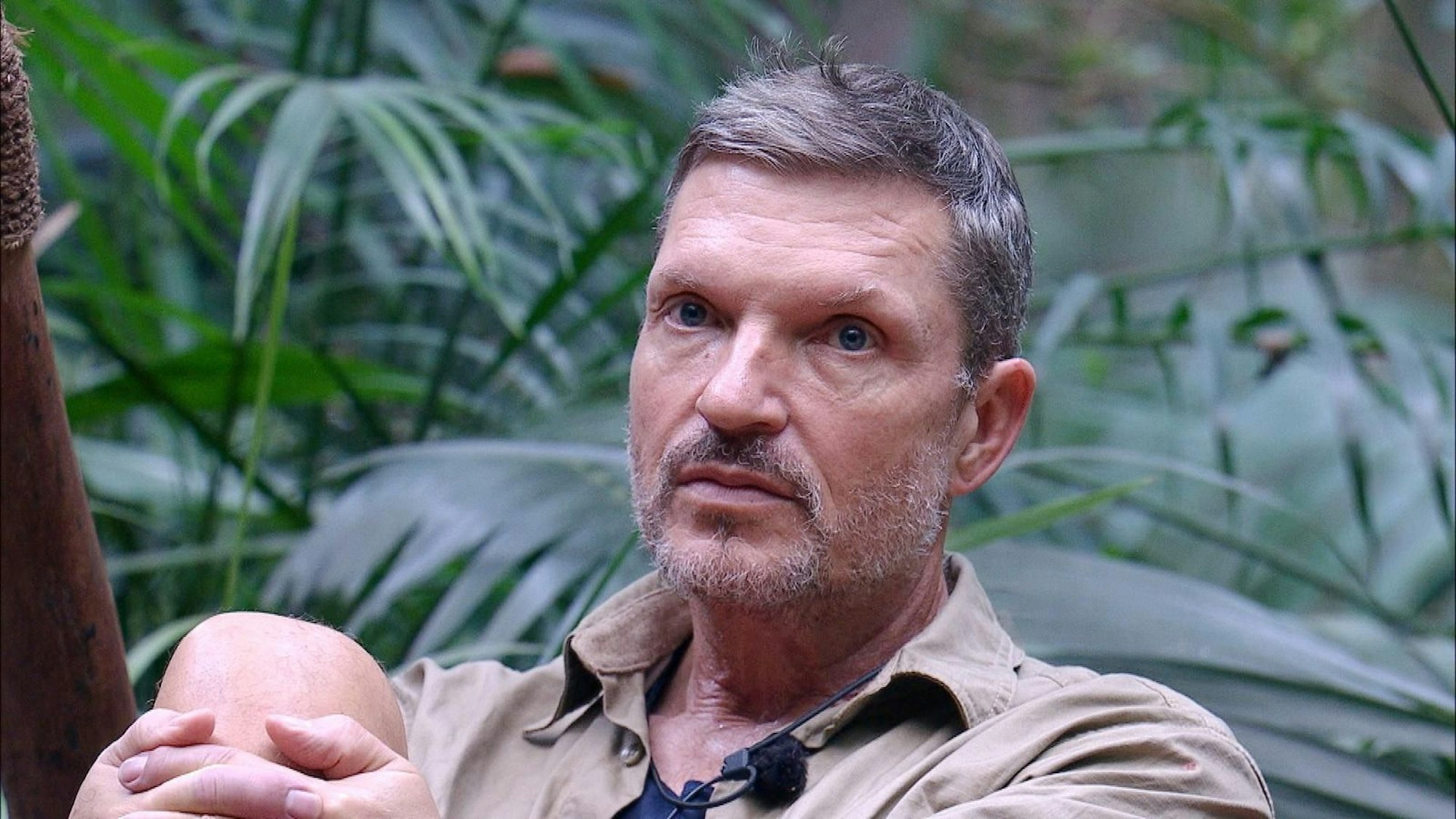 Auch die Zurückhaltung von Schauspieler Hardy Krüger, sich am oft allzu oberflächlichen Gelaber über vermeintliche oder echte Verletzungen zu beteiligen, wird dann doch erklärlich: In einem seltenen Moment der Offenheit erzählt er von seinem Sohn, der mit nur acht Monaten am plötzlichen Kindstod verstarb. (Bild: RTL)