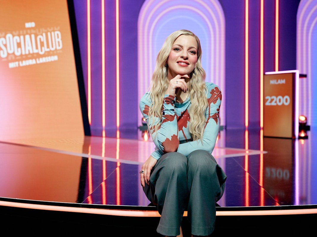 „Neo Social Club mit Laura Larsson“ ist das erste eigene Talkformate der Podcasterin im Fernsehprogramm. Ihre Karriere begann 2014 im Radio. (Bild: ZDF/Niels Freidel)