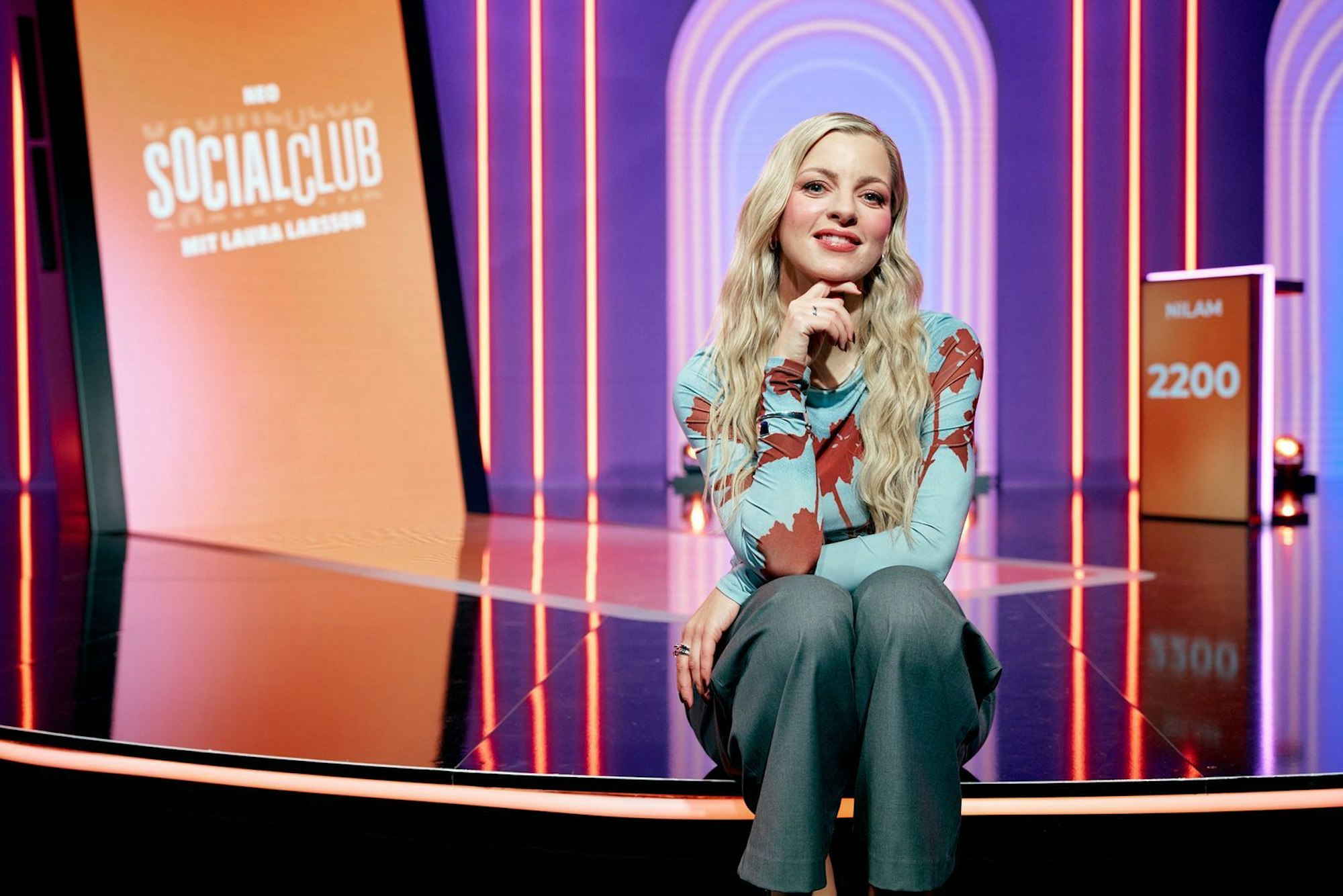 „Neo Social Club mit Laura Larsson“ ist das erste eigene Talkformate der Podcasterin im Fernsehprogramm. Ihre Karriere begann 2014 im Radio. (Bild: ZDF/Niels Freidel)