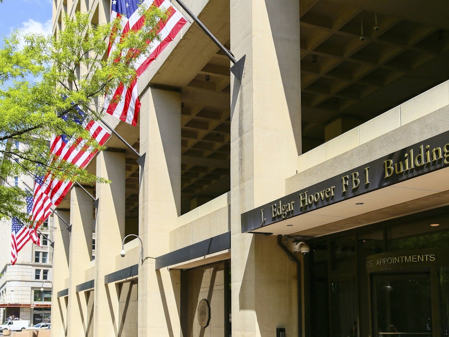 J. Edgar Hoover FBI Gebäude mit Flaggen