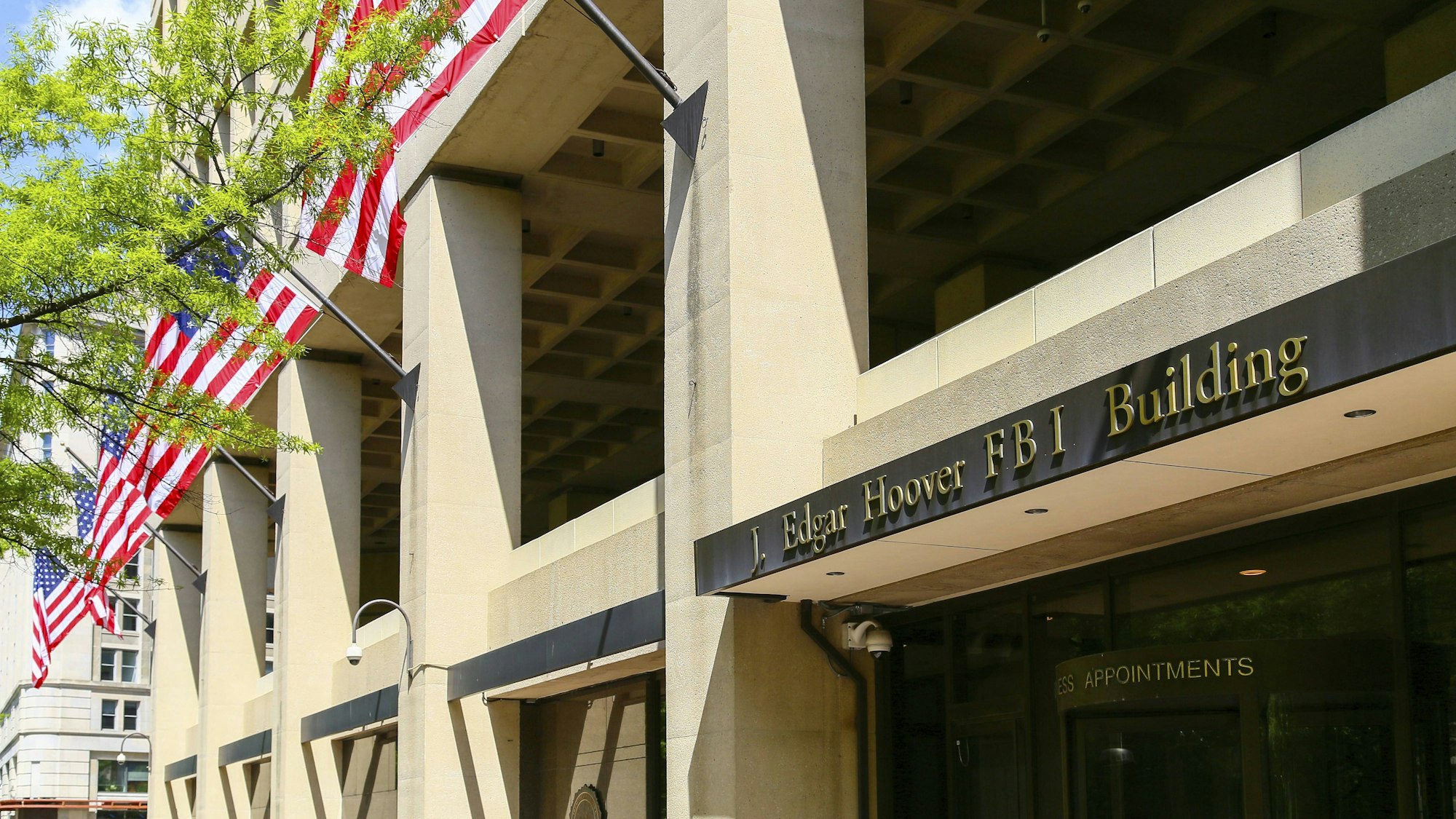 J. Edgar Hoover FBI Gebäude mit Flaggen