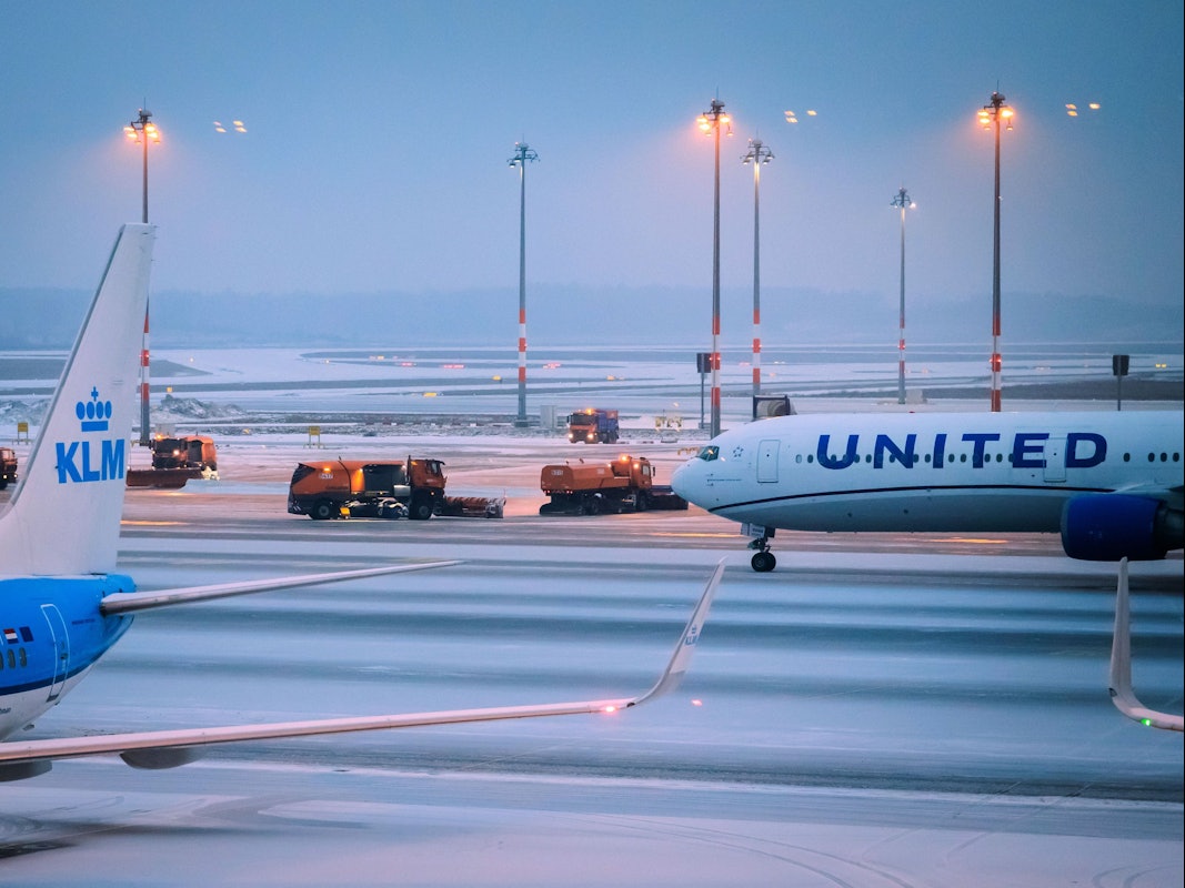 Räumfahrzeuge sind am Hauptstadtflughafen BER im Einsatz.